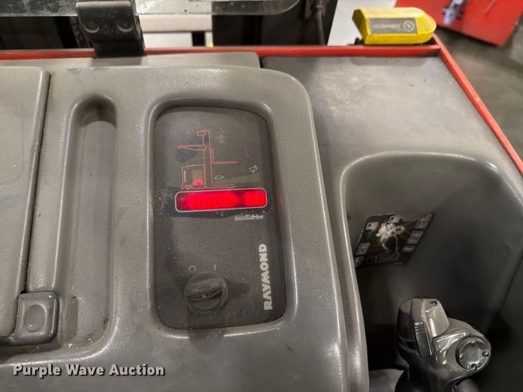 image for item NF9653 1997 Raymond EASI reach truck