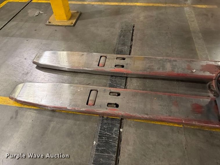 image for item NF9654 2005 Raymond 112TMFRE80L pallet jack