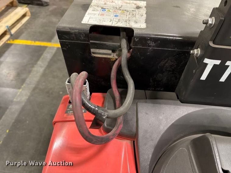 image for item NF9656 2019 Raymond 8610  tow tractor