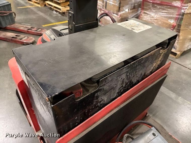 image for item NF9656 2019 Raymond 8610  tow tractor