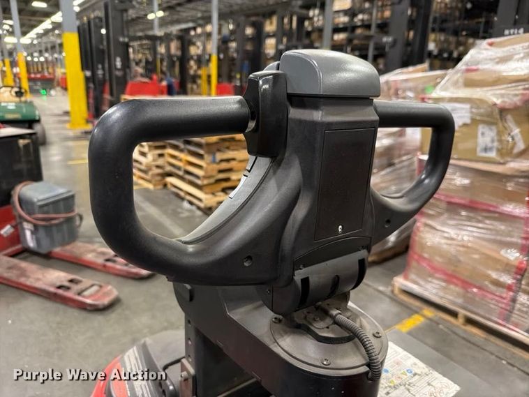 image for item NF9656 2019 Raymond 8610  tow tractor
