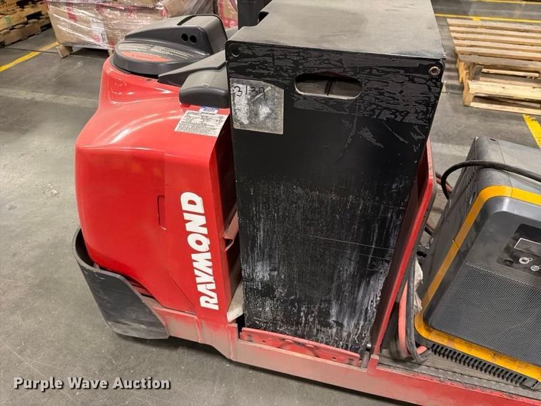 image for item NF9656 2019 Raymond 8610  tow tractor