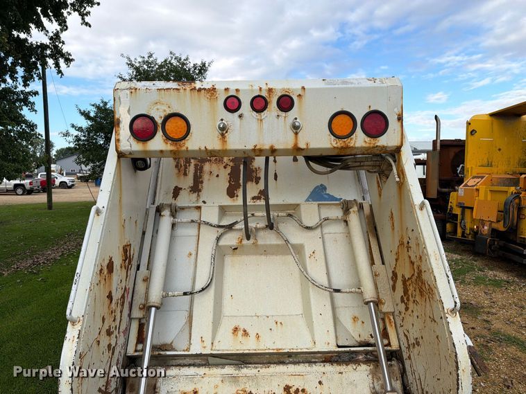 image for item OE9720 2003 Ford F450 Super Duty refuse truck