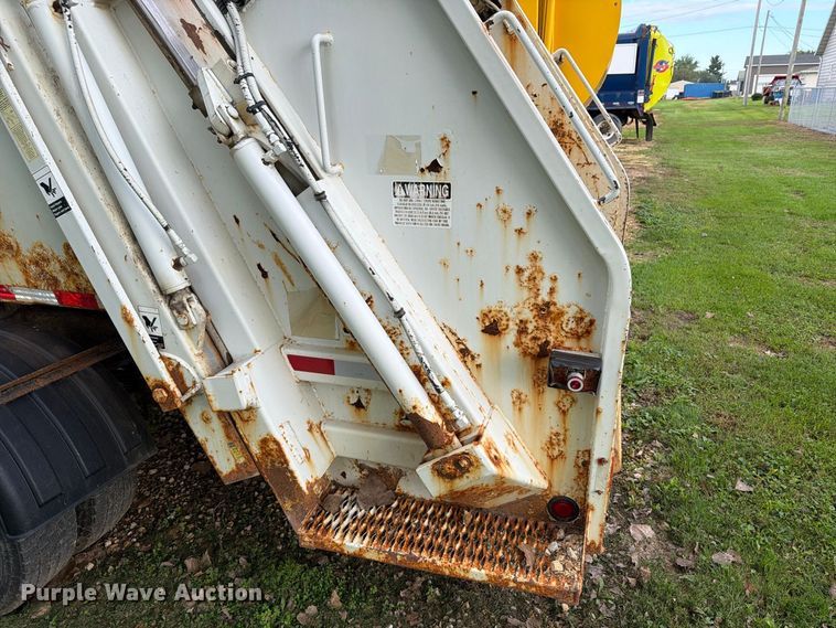 image for item OE9720 2003 Ford F450 Super Duty refuse truck