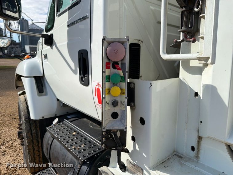 image for item OE9721 2007 International WorkStar 7400 refuse truck