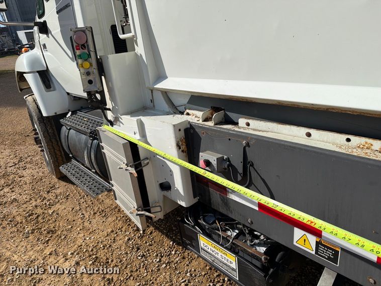 image for item OE9721 2007 International WorkStar 7400 refuse truck