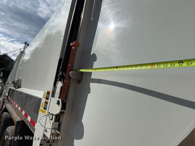 image for item OE9721 2007 International WorkStar 7400 refuse truck