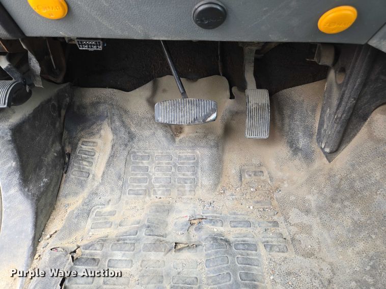 image for item YA1004 2015 Ford F450 Super Duty flatbed truck