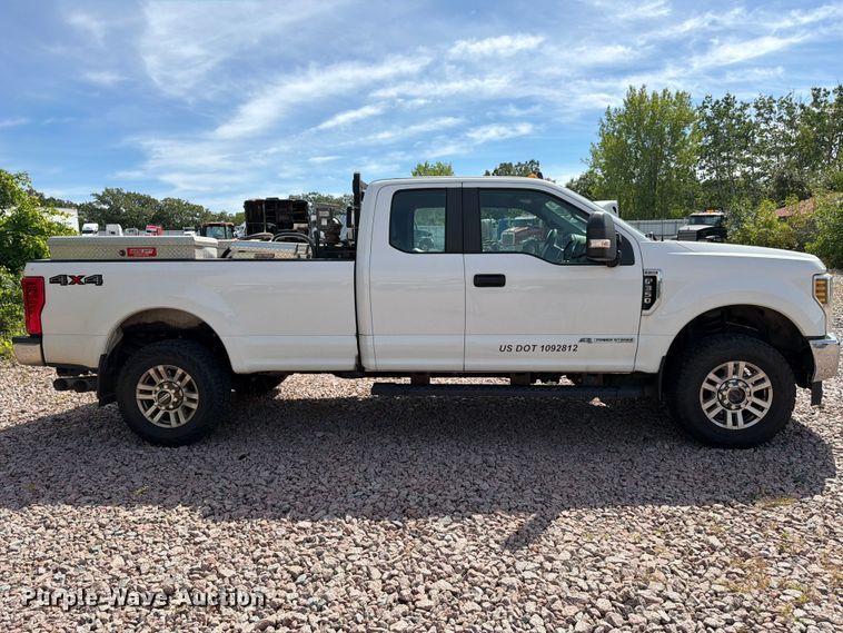 image for item YA4285 2019 Ford F350 Super Duty Ext. Cab pickup truck