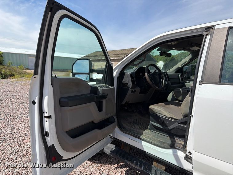 image for item YA4285 2019 Ford F350 Super Duty Ext. Cab pickup truck