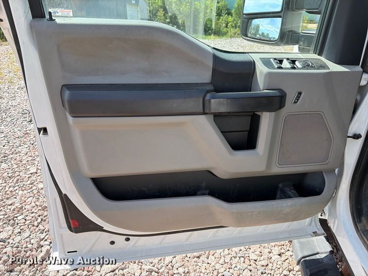 image for item YA4285 2019 Ford F350 Super Duty Ext. Cab pickup truck
