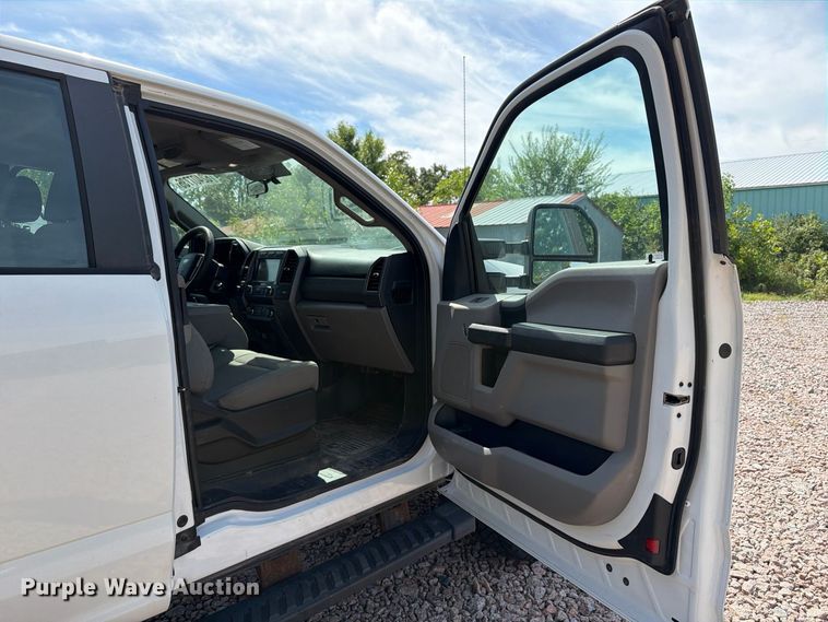 image for item YA4285 2019 Ford F350 Super Duty Ext. Cab pickup truck