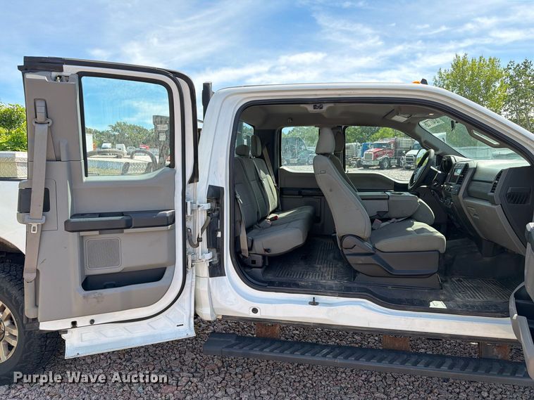 image for item YA4285 2019 Ford F350 Super Duty Ext. Cab pickup truck