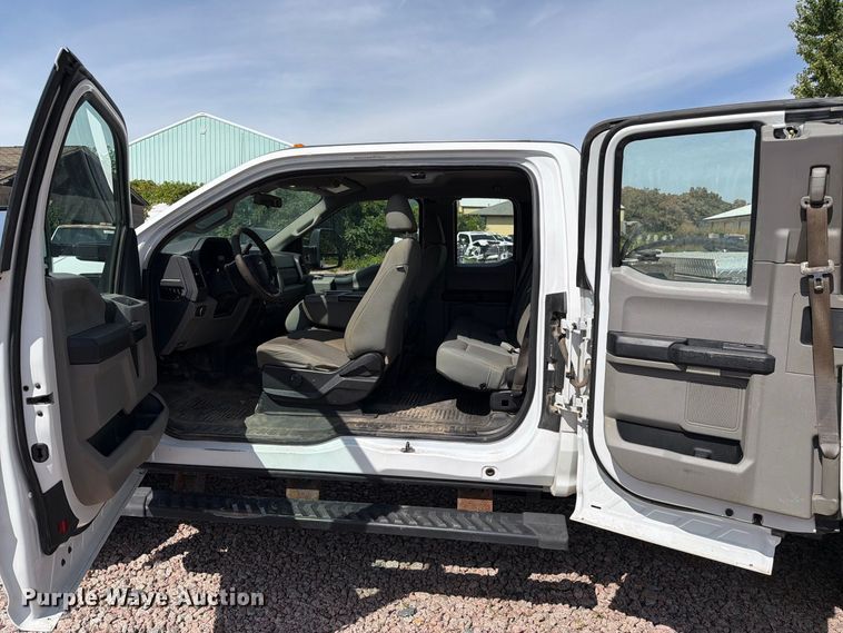 image for item YA4285 2019 Ford F350 Super Duty Ext. Cab pickup truck