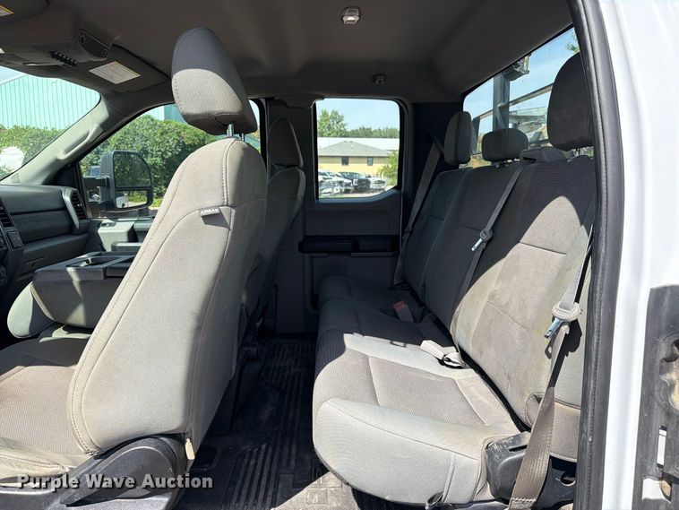 image for item YA4285 2019 Ford F350 Super Duty Ext. Cab pickup truck