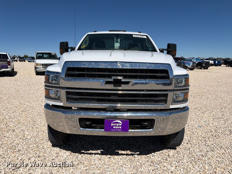 image for item YA4481 2022 Chevrolet 5500HD flatbed truck