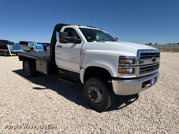 image for item YA4481 2022 Chevrolet 5500HD flatbed truck