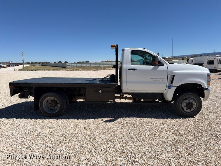 image for item YA4481 2022 Chevrolet 5500HD flatbed truck