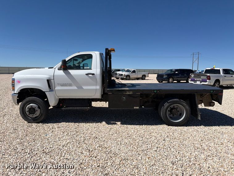 image for item YA4481 2022 Chevrolet 5500HD flatbed truck