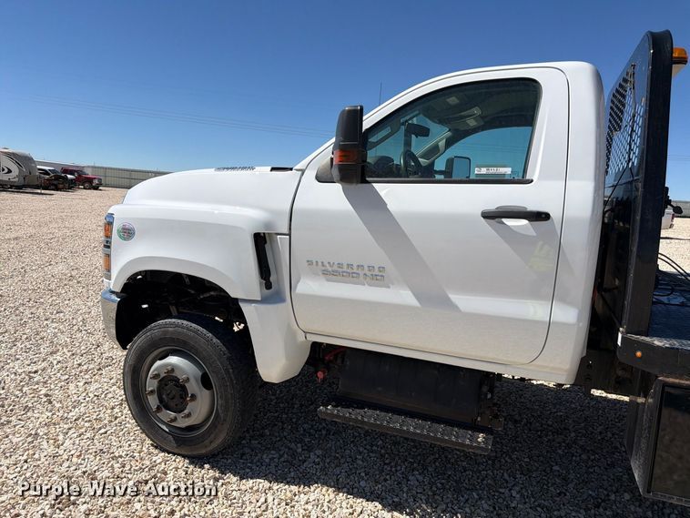 image for item YA4481 2022 Chevrolet 5500HD flatbed truck
