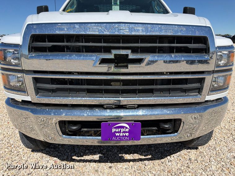 image for item YA4481 2022 Chevrolet 5500HD flatbed truck