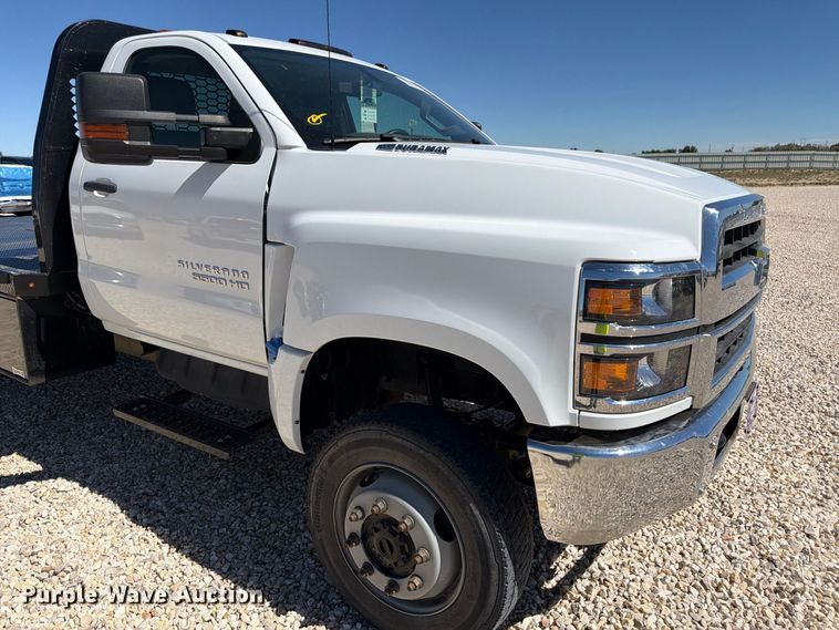 image for item YA4481 2022 Chevrolet 5500HD flatbed truck