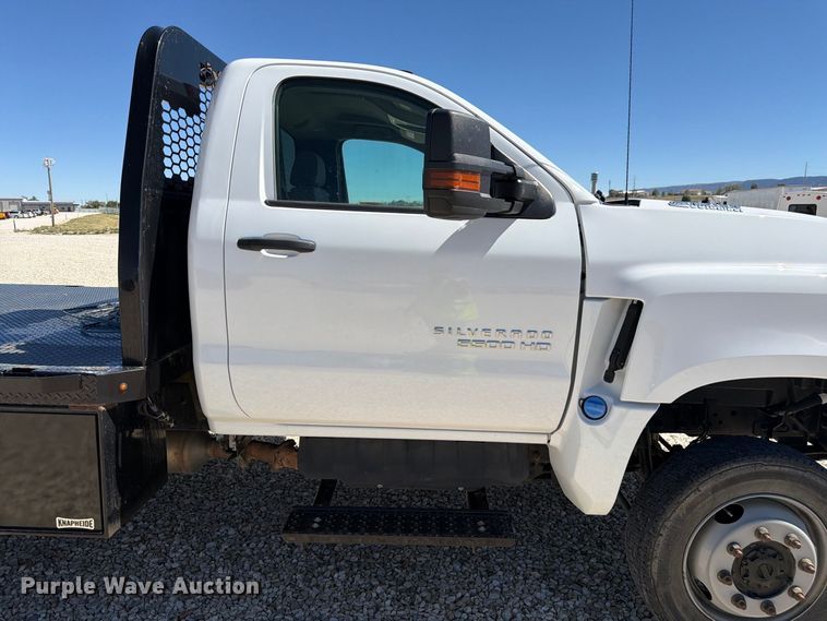 image for item YA4481 2022 Chevrolet 5500HD flatbed truck