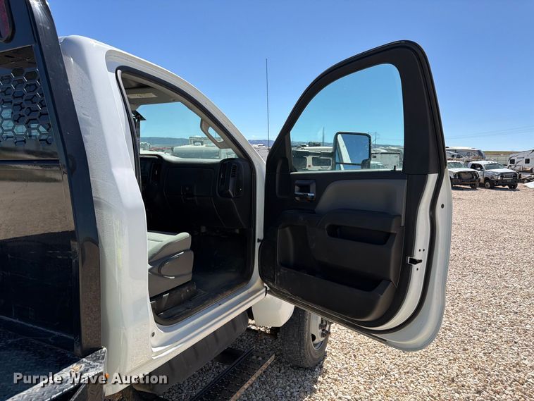 image for item YA4481 2022 Chevrolet 5500HD flatbed truck