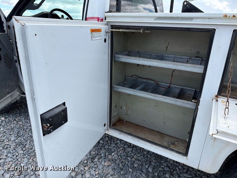 image for item YA4748 2015 Ford F250 Super Duty utility bed pickup truck