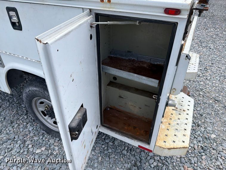 image for item YA4748 2015 Ford F250 Super Duty utility bed pickup truck