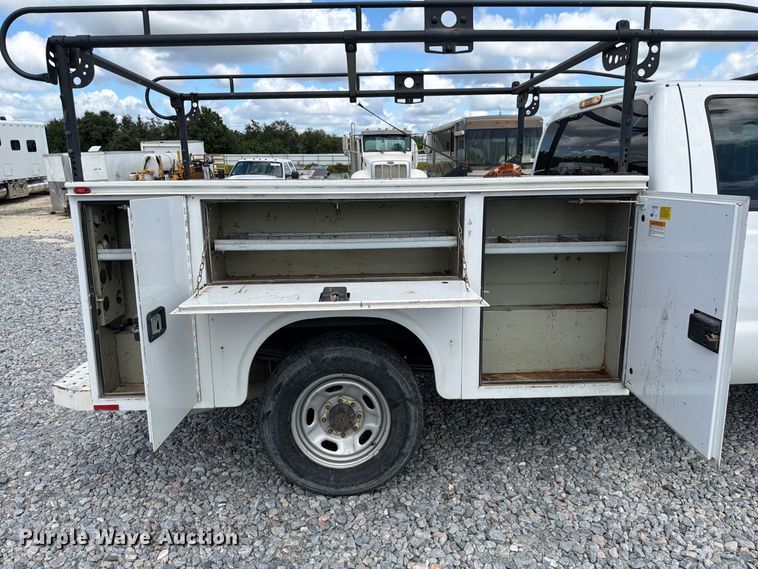 image for item YA4748 2015 Ford F250 Super Duty utility bed pickup truck