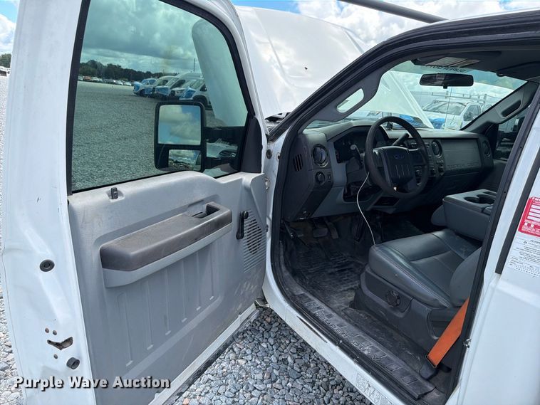 image for item YA4748 2015 Ford F250 Super Duty utility bed pickup truck