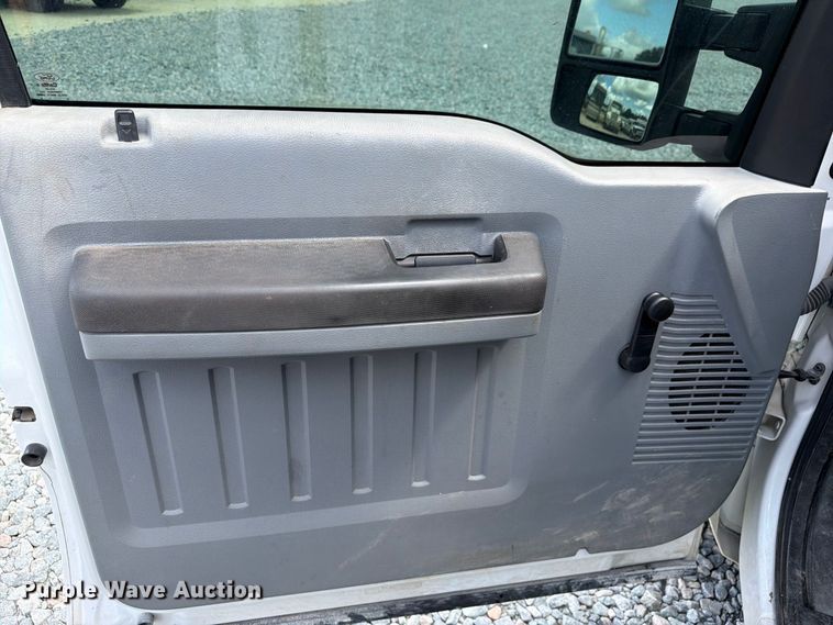 image for item YA4748 2015 Ford F250 Super Duty utility bed pickup truck