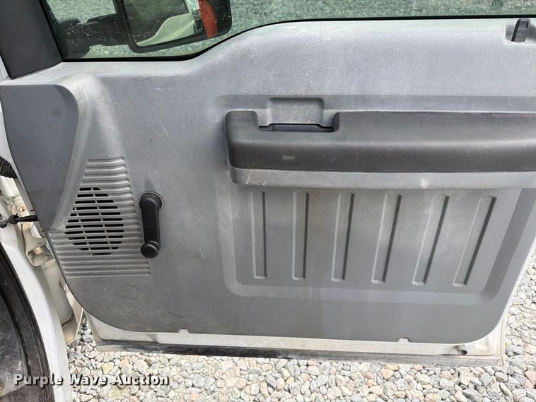 image for item YA4748 2015 Ford F250 Super Duty utility bed pickup truck