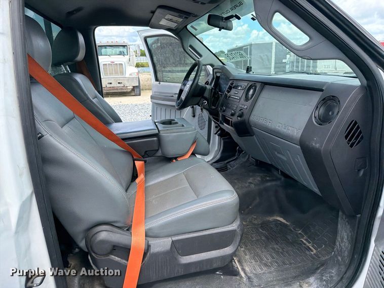 image for item YA4748 2015 Ford F250 Super Duty utility bed pickup truck