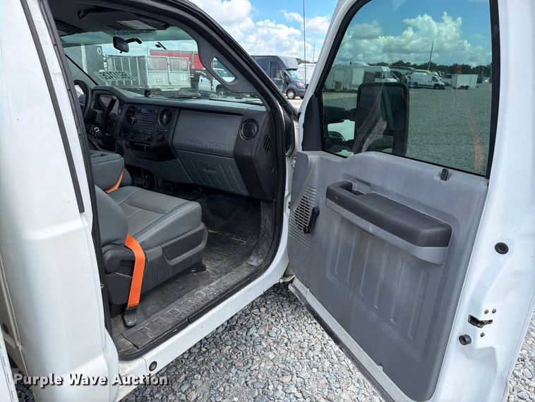 image for item YA4748 2015 Ford F250 Super Duty utility bed pickup truck
