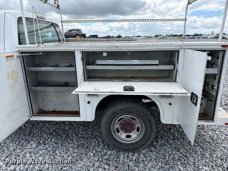 image for item YA4749 2016 Ford F250 Super Duty utility bed pickup truck