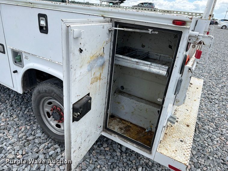 image for item YA4749 2016 Ford F250 Super Duty utility bed pickup truck