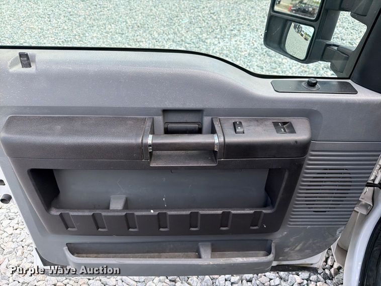 image for item YA4749 2016 Ford F250 Super Duty utility bed pickup truck