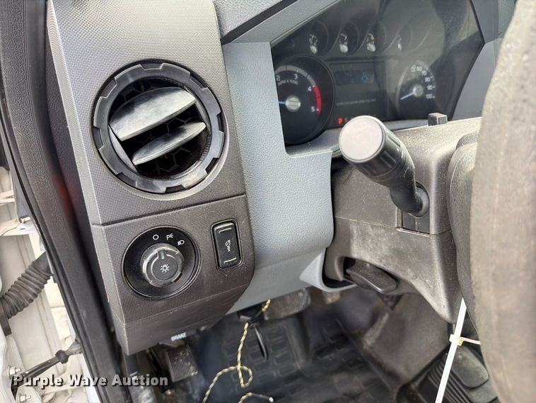 image for item YA4749 2016 Ford F250 Super Duty utility bed pickup truck