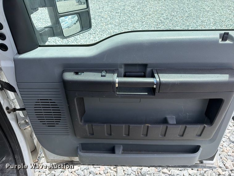 image for item YA4749 2016 Ford F250 Super Duty utility bed pickup truck