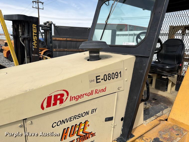 image for item YA4811 1992 Ingersoll Rand T-708J tow tractor