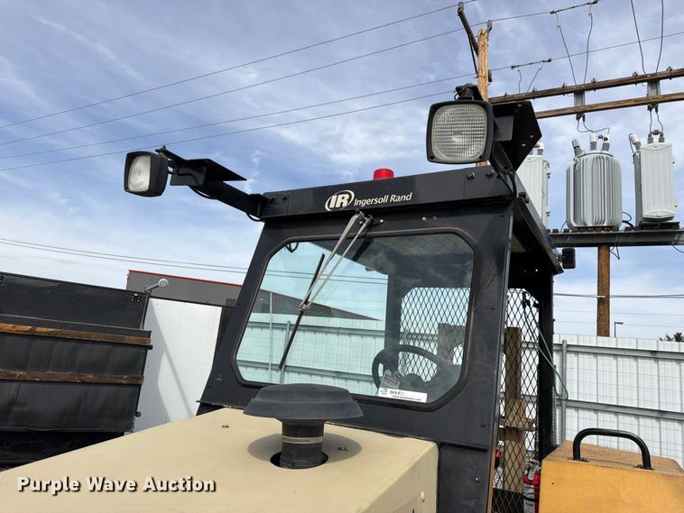 image for item YA4811 1992 Ingersoll Rand T-708J tow tractor