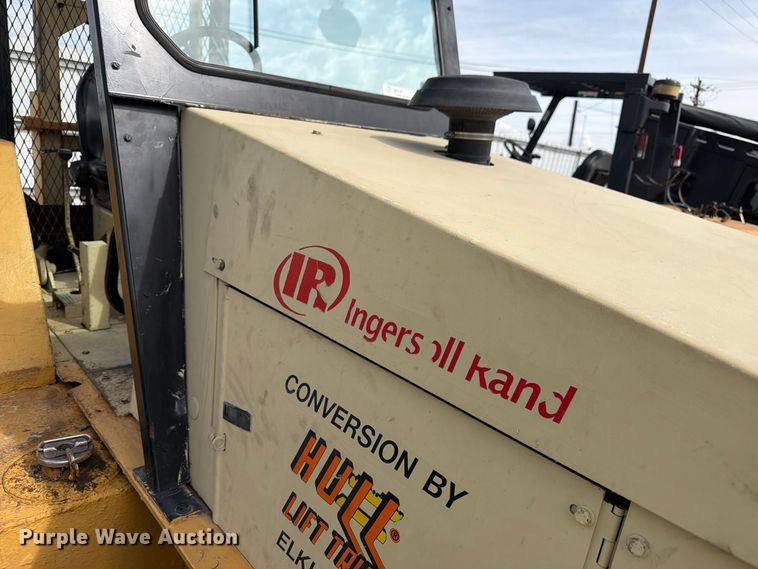 image for item YA4811 1992 Ingersoll Rand T-708J tow tractor