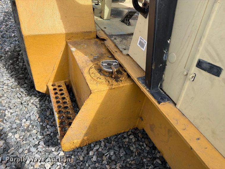 image for item YA4811 1992 Ingersoll Rand T-708J tow tractor