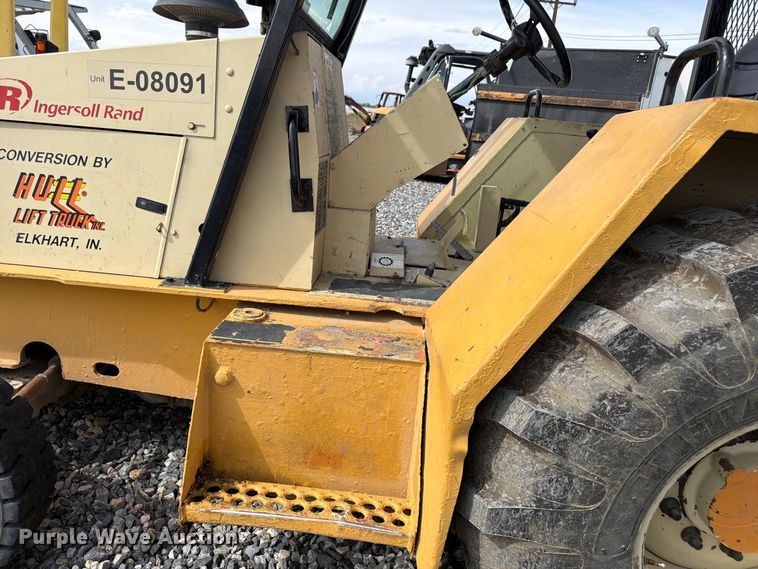image for item YA4811 1992 Ingersoll Rand T-708J tow tractor