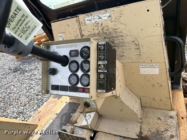 image for item YA4811 1992 Ingersoll Rand T-708J tow tractor
