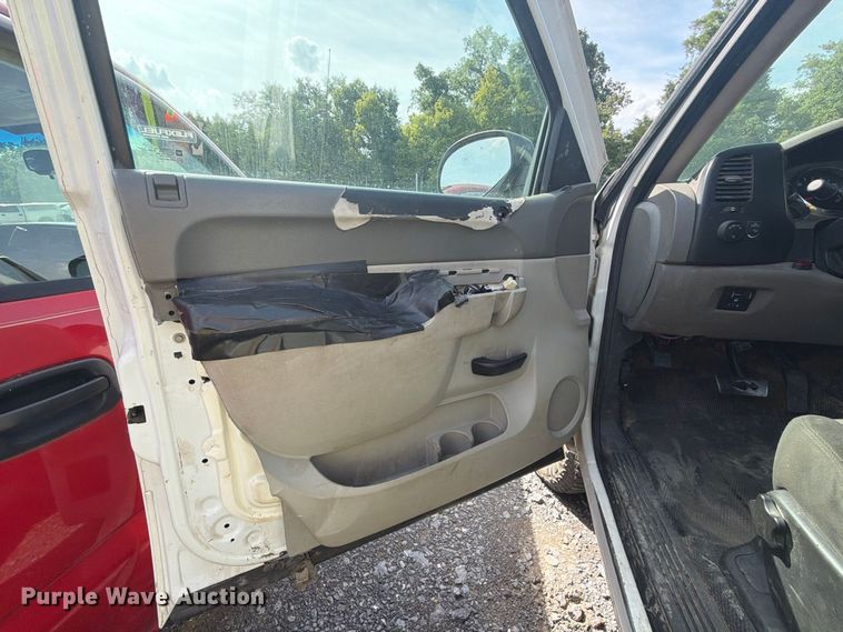 image for item YA4961 2014 Chevrolet Silverado 2500HD Crew Cab pickup truck