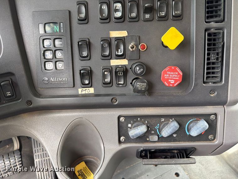 image for item DV7391 2016 Freightliner 114SD dump truck