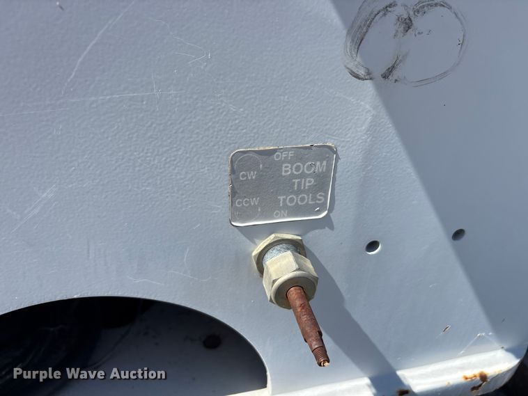 image for item DV8512 2013 International DuraStar 4300 bucket truck